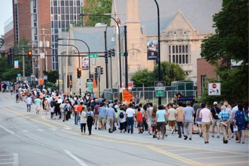 6月29日傍晚，香檳伊大校園內(nèi)，數(shù)百名關(guān)心章瑩穎失蹤案的學(xué)生、民眾，參與了祈禱平安返家的步行與音樂會(huì)。(美國《世界日?qǐng)?bào)》/Find Yingying 臉書截圖)