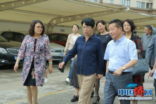 中國僑聯(lián)一行調研浙江康爾達新材料股份有限公司?！」溻?攝
