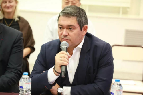 顧梅表示，13區(qū)政府一直在為爭取商鋪的周日工作權努力。