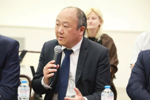 陳文雄議員一直在為13區(qū)周日營業(yè)奔走呼吁。(《歐洲時報》微信公眾號)