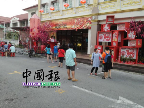 大會堂前空蕩蕩，不見昔日人民聚集的熱鬧人潮。(馬來西亞《中國報》)