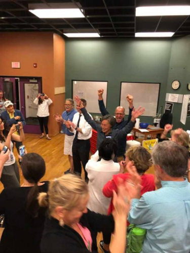 開票當(dāng)晚，戴怡平興奮感謝支持者及義工。(美國《世界日報》 戴怡平提供)