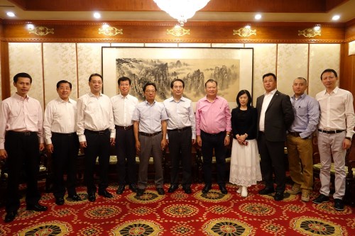 中央統(tǒng)戰(zhàn)部副部長(zhǎng)譚天星(中)與訪華團(tuán)部分成員合影。<a target='_blank' >中新社</a>記者 付強(qiáng) 攝