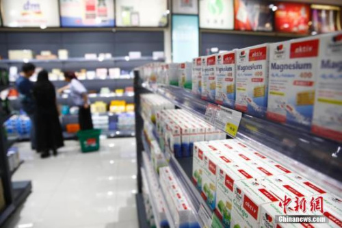 5月17日，游客在中哈霍爾果斯國際邊境合作中心內(nèi)免稅店購物。中哈霍爾果斯國際邊境合作中心是建立在中國和哈薩克斯坦兩國霍爾果斯口岸的跨境經(jīng)濟貿(mào)易區(qū)和區(qū)域合作項目，是中國與其他國家建立的首個國際邊境合作中心，也是上海合作組織框架下區(qū)域合作的示范區(qū)。中心實行封閉式管理，主要功能是貿(mào)易洽談、商品展示和銷售、倉儲運輸、賓館飯店、商業(yè)服務設(shè)施、金融服務、舉辦各類區(qū)域性國際經(jīng)貿(mào)洽談會等。<a target='_blank' >中新社</a>記者 富田 攝