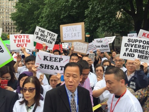  紐約市擬廢特殊高中入學(xué)測(cè)驗(yàn) 各族裔家長(zhǎng)千人聚市府前抗議。(美國(guó)《世界日?qǐng)?bào)》記者 顏嘉瑩 攝)
