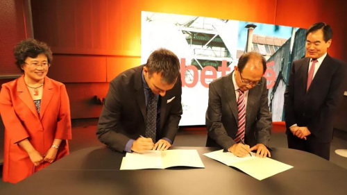 中國駐巴塞羅那總領館林楠總領事（左一）、張曉貝社長見證合作雙方簽署合作協議。（《歐洲時報》西班牙版微信公眾號/異人 攝）