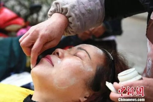 女士美容資料圖 朱柳融　攝