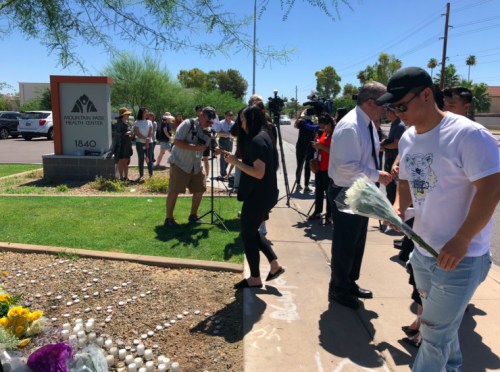 2018年6月11日亞利桑那州坦佩市，中國(guó)留學(xué)生江玥2016年1月16日被槍殺現(xiàn)場(chǎng)附近，家人及當(dāng)?shù)貎S屆為江玥舉行了追思會(huì)。當(dāng)?shù)厝A人、留學(xué)生及全部主流媒體參與現(xiàn)場(chǎng)活動(dòng)。(圖片由楊文田提供)
