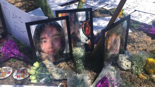 2018年6月11日亞利桑那州坦佩市，中國(guó)留學(xué)生江玥2016年1月16日被槍殺現(xiàn)場(chǎng)附近，家人及當(dāng)?shù)貎S屆為江玥舉行了追思會(huì)。圖為追思會(huì)現(xiàn)場(chǎng)。(圖片由江玥表姐徐翔提供)