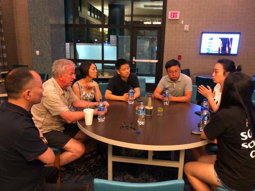 中國駐洛杉磯總領(lǐng)事館湯長安領(lǐng)事（左四）、曹乾領(lǐng)事（左五）表達(dá)了對此案的大力支持與高度關(guān)注。（美國《僑報(bào)》/亞利桑那州華人華僑聯(lián)合總會(huì)理事長楊文田供圖）