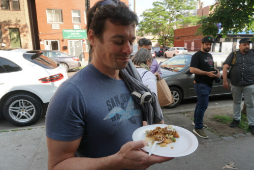 作家李德曼表示，藉由文化美食巡禮，讓他對(duì)法拉盛有了全新的認(rèn)識(shí)。(美國《世界日?qǐng)?bào)》/林群攝)