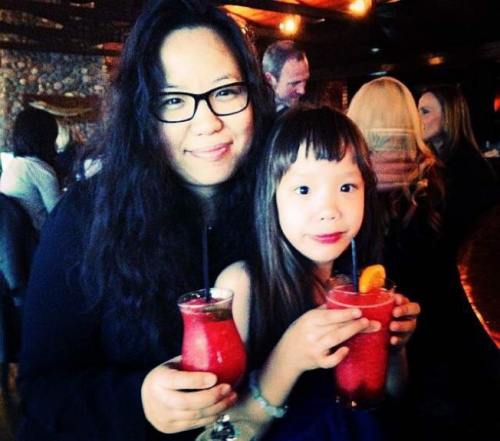 張美琪(左)說，阿妮雅(右)生病前是個開心可愛的小女孩。(張美琪提供)