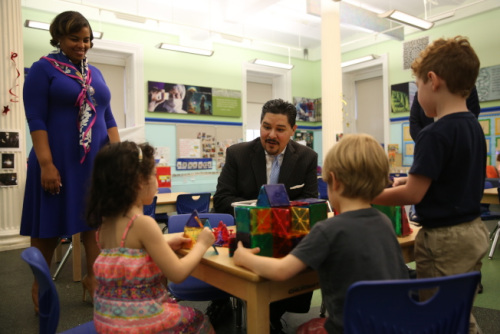 卡蘭扎表示，將與亞裔小區(qū)展開對(duì)話，就改革溝通、答疑。(美國(guó)《世界日?qǐng)?bào)》/顏嘉瑩攝)