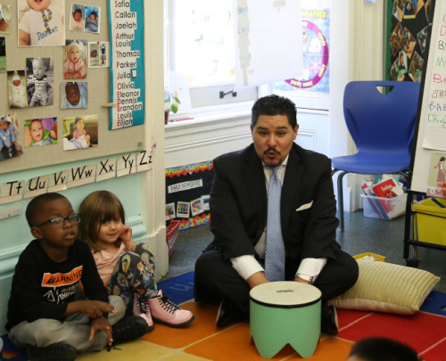 卡蘭扎表示，將與亞裔小區(qū)展開對(duì)話，就改革溝通、答疑。(美國(guó)《世界日?qǐng)?bào)》/顏嘉瑩攝)