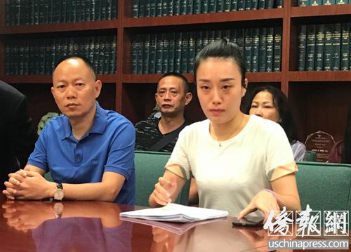 2018年6月8日上午，在柔似蜜鄧洪律師事務所內(nèi)召開江玥案新聞發(fā)布會，江玥的父親江勇、表姐徐翔趕到現(xiàn)場，面對記者宣讀家屬陳述書，強烈要求嚴懲兇手。（美國《僑報》/章寧 攝）