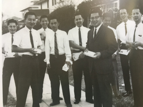 譚卓儀(穿黑色西裝)為競選圣地亞哥市市議員，和兄弟們上街拜票。(圖片來源：譚卓儀提供)