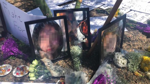 江玥家人在江玥遇害地點(diǎn)擺放的江玥照片及鮮花等。(美國(guó)《僑報(bào)》/江玥家人供圖)