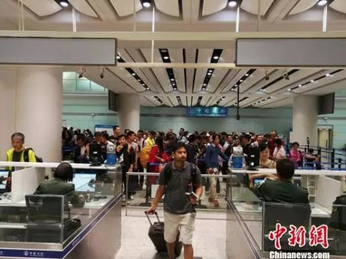 人山人海的通關隊伍