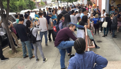 會場外也擠滿家長。(美國《世界日報》/黃伊奕攝)