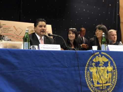 卡蘭扎(左一)堅持原有意見。(美國《世界日報》/黃伊奕攝)