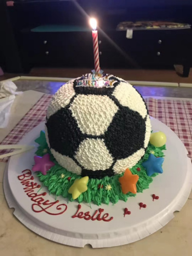 美國華人足球發(fā)燒友過生日。(美國《世界日報》/ Leslie供圖)