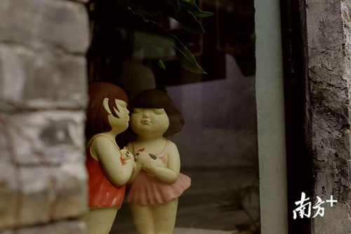 目心陶舍櫥窗里的《旺春風(fēng)》，最吸引游客舉起鏡頭。