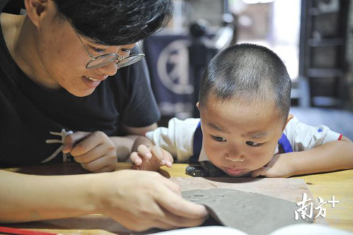 南風(fēng)古灶體驗玩泥巴的小朋友。