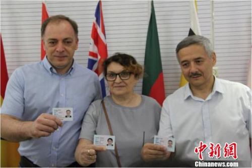 廣州警方外國人永久居留身份首發(fā)儀式(資料圖)。警方供圖