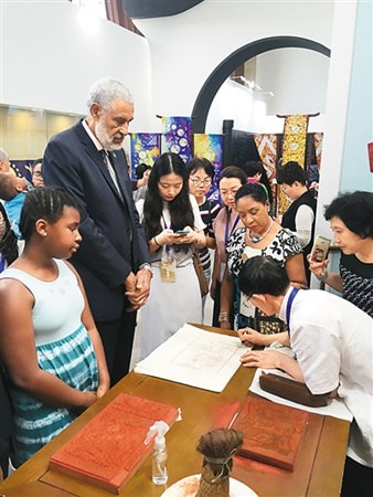 圖為巴哈馬駐華大使斯特林·寬特?cái)y家人參觀(guān)非遺展覽。（趙鵬飛 攝）