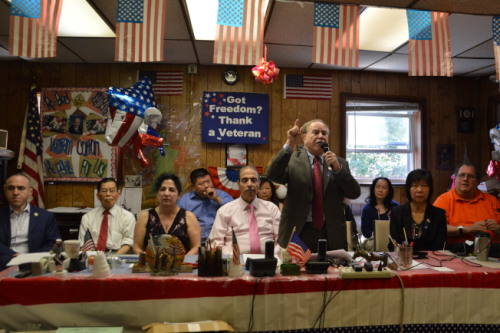 寇頓(右三)呼吁當?shù)孛癖娊⒆约壕S權組織，保護孩子權益。(美國《世界日報》／牟蘭 攝)