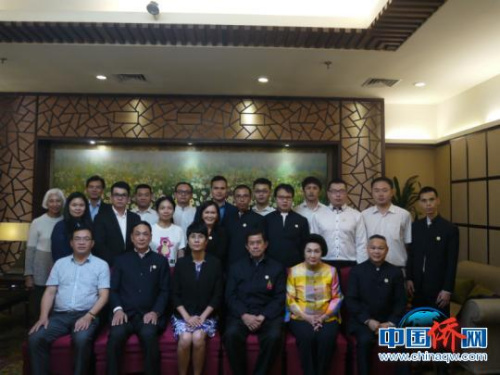 圖為廣西外僑辦副主任陳潔與考察團成員合影 譚楊 攝 圖為廣西外僑辦副主任陳潔與考察團成員合影 譚楊 攝