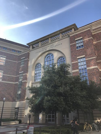 丁鐸醫(yī)師（Dr. George Tyndall）先前工作的南加州大學(xué)學(xué)生健康中心。（美國《世界日報》）