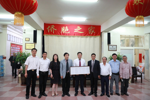 任俐敏主席代表華僑華人會(huì)捐出了首屆主席團(tuán)(旅法華僑俱樂(lè)部)名單牌匾。