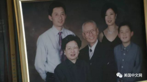 圖為張俊杰全家福。(圖片來(lái)源：美國(guó)中文網(wǎng)微信公眾號(hào)/門萌萌 攝)