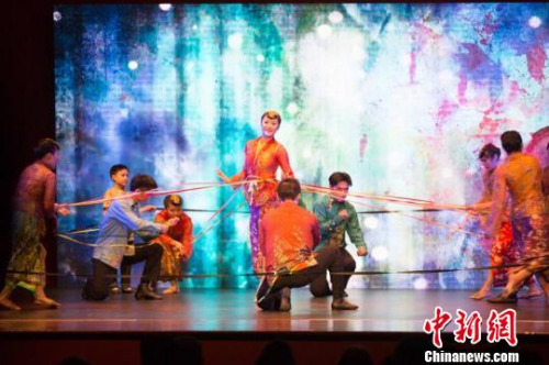 新加坡聚舞坊表演的《錦繡娘惹》?！⊥鯐酝?攝