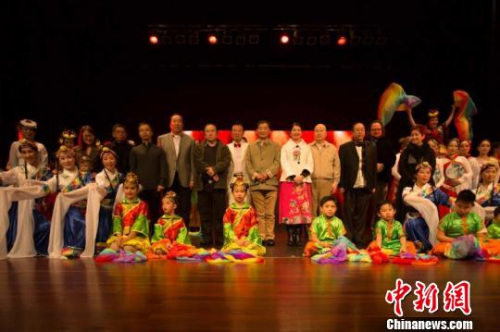 演出結(jié)束后嘉賓與演員合影?！⊥鯐酝?攝