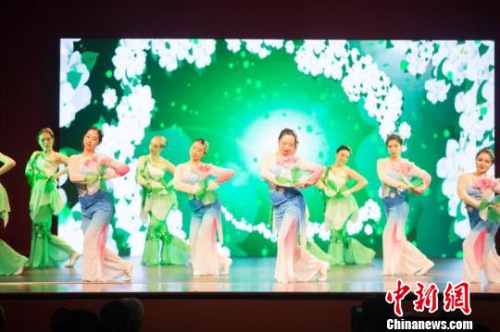 澳大利亞藝術(shù)團(tuán)表演的《茉莉花》?！⊥鯐酝?攝