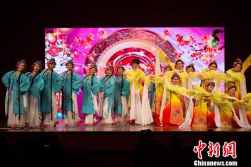 澳大利亞藝術(shù)團(tuán)表演的《京劇舞韻》?！⊥鯐酝?攝