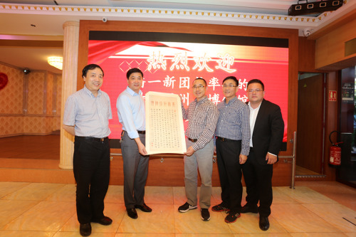 代表團(tuán)向法華工商聯(lián)合會贈送征集紀(jì)念。(《歐洲時(shí)報(bào)》黃冠杰 攝)