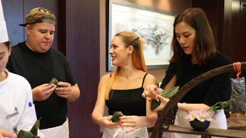 網(wǎng)絡(luò)達(dá)人們在四季酒店包粽子 網(wǎng)絡(luò)達(dá)人們在四季酒店包粽子