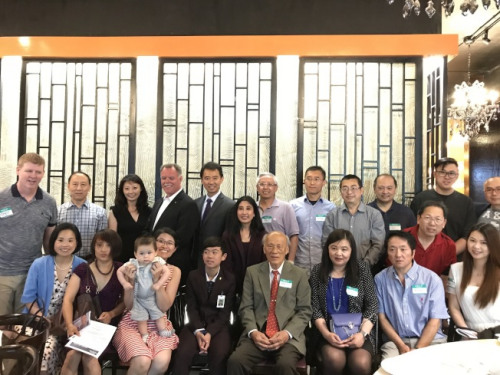 麥卡錫(后排左四)訪華埠，與民眾合影。(圖片來(lái)源：美國(guó)《世界日?qǐng)?bào)》/董宇攝)