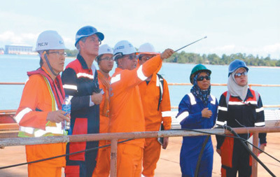 丁業(yè)波在文萊大摩拉島大橋施工現(xiàn)場指揮工作。