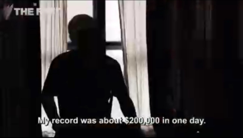 曾是電信詐騙成員的阿偉吹噓，自己曾一天就能賺20萬(wàn)澳元。(圖片來(lái)源：澳大利亞SBS 截圖)