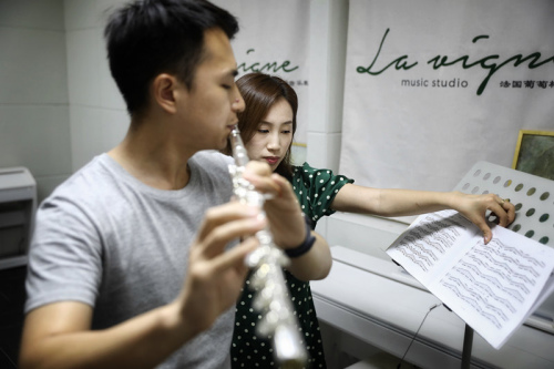 6月23日，長(zhǎng)笛初學(xué)者宮澤在田萌指導(dǎo)下練習(xí)曲目。他說(shuō)，“葡萄樹(shù)中法音樂(lè)教育”是他經(jīng)過(guò)對(duì)20多個(gè)長(zhǎng)笛培訓(xùn)機(jī)構(gòu)逐一對(duì)比之后才做出的選擇。(圖片來(lái)源：本文圖片均由歐洲時(shí)報(bào)特約記者李雪峰 攝)