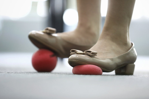 通過(guò)腳踩海綿球來(lái)練習(xí)腹肌運(yùn)氣，這是田萌在多年的長(zhǎng)笛吹奏過(guò)程中自己總結(jié)出的練習(xí)方法。她說(shuō)，這種方法對(duì)吹奏長(zhǎng)笛的女性作用尤其明顯。(圖片來(lái)源：本文圖片均由歐洲時(shí)報(bào)特約記者李雪峰 攝)