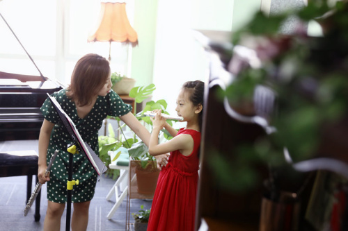 田萌說(shuō)，有些學(xué)生很努力，但學(xué)習(xí)效果并不盡如人意，演奏姿勢(shì)不正確就是其中的主要原因之一。因此在教學(xué)過(guò)程中，她特別強(qiáng)調(diào)演奏姿勢(shì)的正確。(圖片來(lái)源：本文圖片均由歐洲時(shí)報(bào)特約記者李雪峰 攝)
