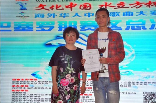 林楠為獲獎(jiǎng)選手頒獎(jiǎng)。