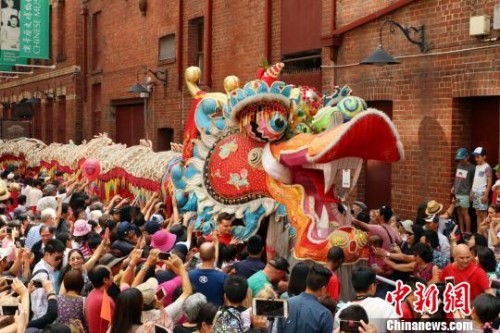 澳華歷史博物館的千禧龍巡游盛況。　歸清 攝
