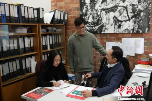 澳華歷史博物館副主席王興鄉(xiāng)與同事商討博物館建設(shè)情況。　歸清 攝