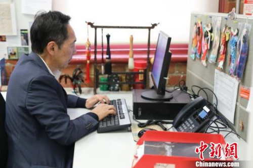 澳華歷史博物館副主席王興鄉(xiāng)在博物館做了30多年的志愿者。　歸清 攝